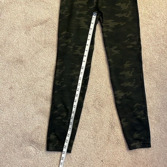 Spanx Look at Me Now Seamless Leggings Size L Green Camo Four Way Stretch - Picture 6 of 6